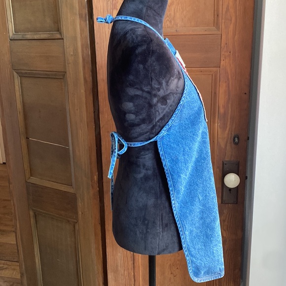 Vintage denim apron with large front pocket. Tie waist. - Picture 3 of 5